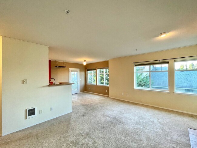 Building Photo - Spacious Top-Floor 3-Bedroom Condo