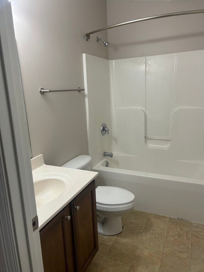 Building Photo - 2121 S Greenwood Dr