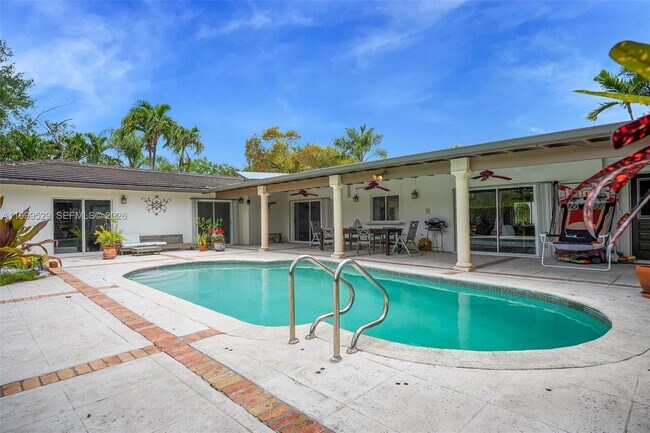 Building Photo - 15280 SW 72nd Ave