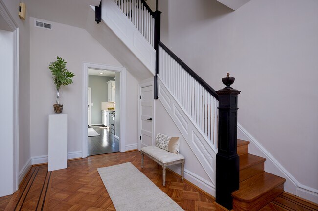 Building Photo - 1364 Oak St NW
