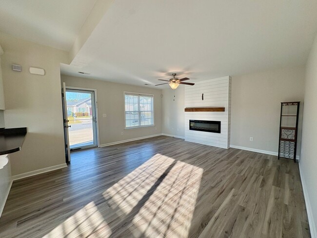 Building Photo - Move-In Ready, Fenced-In Backyard, Pet Friendly, One Story Home – Convenience Meets Comfort!