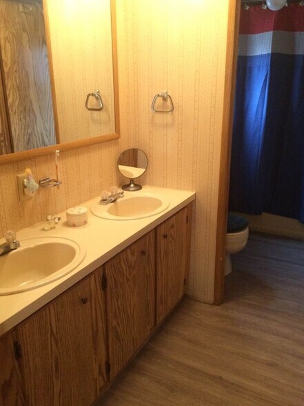 Building Photo - 106 Admiral Ct