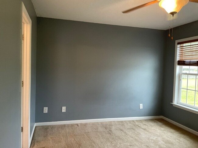 Building Photo - Charming 3 bedroom 2 bath home located in Maple Hill. Living room features a gas fireplace. Walk ...