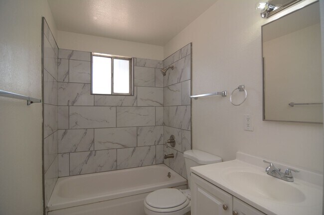 Building Photo - Charming 4 Bedroom 1 Bath Home! South Tucs...