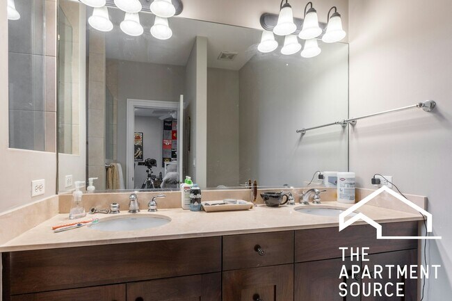 Building Photo - 1136 W Diversey Pkwy