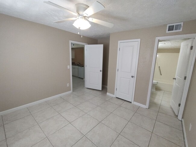 Building Photo - Newly renovated condo super close to CMC, ...