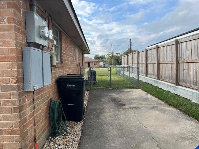 Building Photo - 2222 Bartolo St