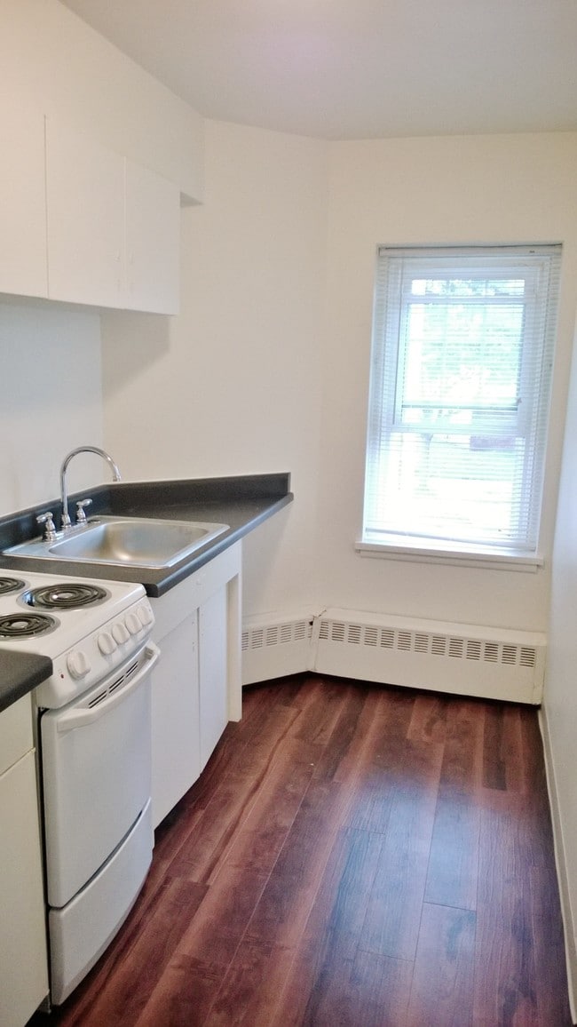 Building Photo - Saunders at the Park