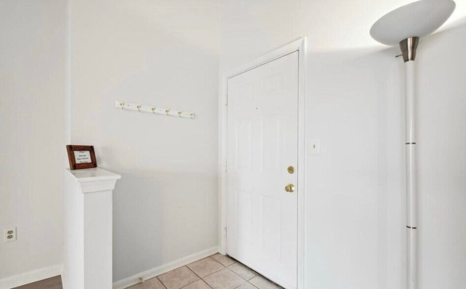 Building Photo - 116 Water Fountain Way