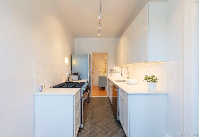 Building Photo - 76-66 Austin St