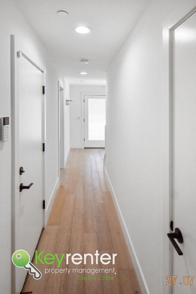 Building Photo - Newer Energy Efficient Luxury Townhouse in...