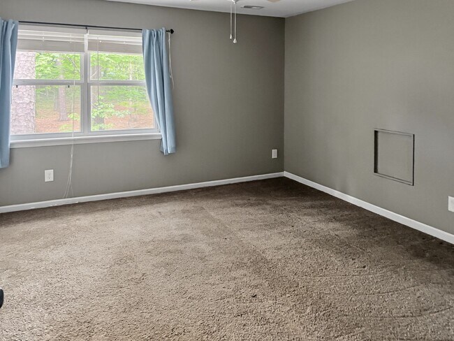 Building Photo - Cary Townhome