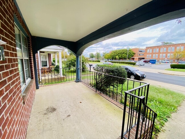 Building Photo - Adorable 3 bdrm/1.5 bath Home Located Clos...