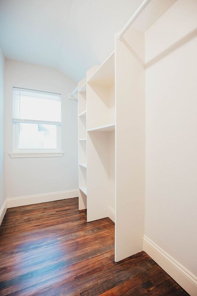 Building Photo - Stunning single family home near MSU campu...