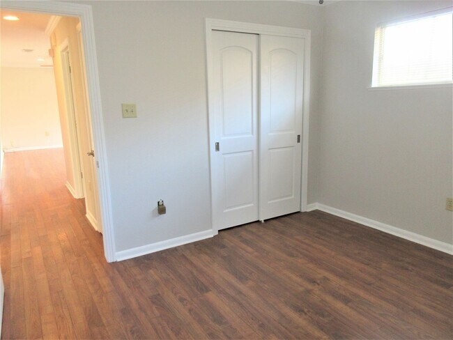 Building Photo - Adorable 2-bedroom/1-bath Duplex in Rosedale