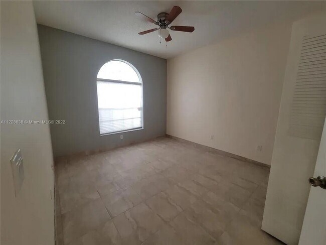 Building Photo - 10860 Fillmore Dr