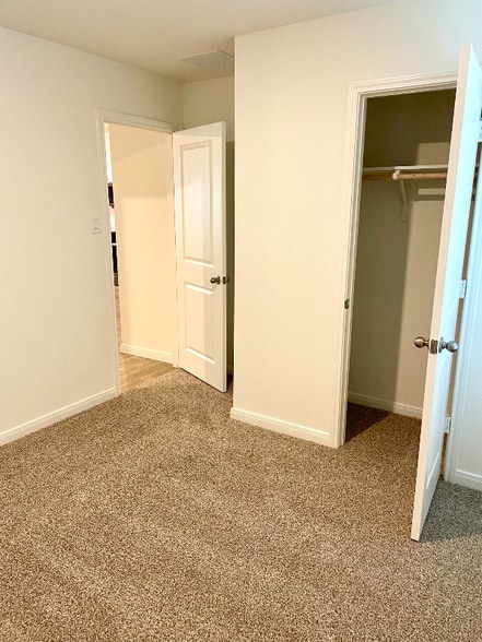 Building Photo - 320 Yosemite Dr