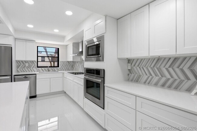 Building Photo - 1222 Hillsboro Mile