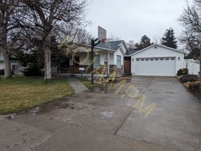 Building Photo - Charming 3 Bed / 1 Bath Home with Office & 2-Car Garage | Great Location Near Fred Meyer