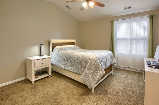 Building Photo - 3 Bedroom / 3.5 Bathroom Townhome in Millc...