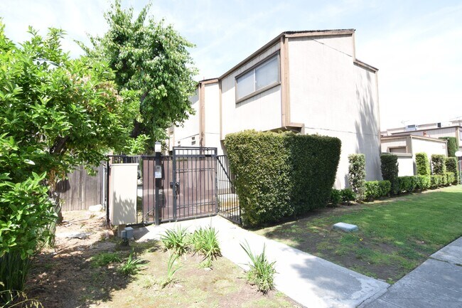 Building Photo - 1295 Elm Ave