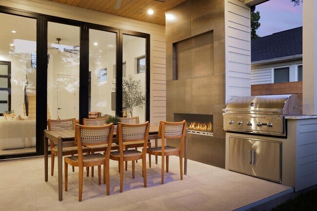 Building Photo - 603 E 47th St