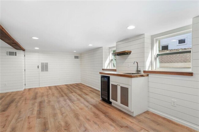 Building Photo - 2512 Brookwood Dr NE