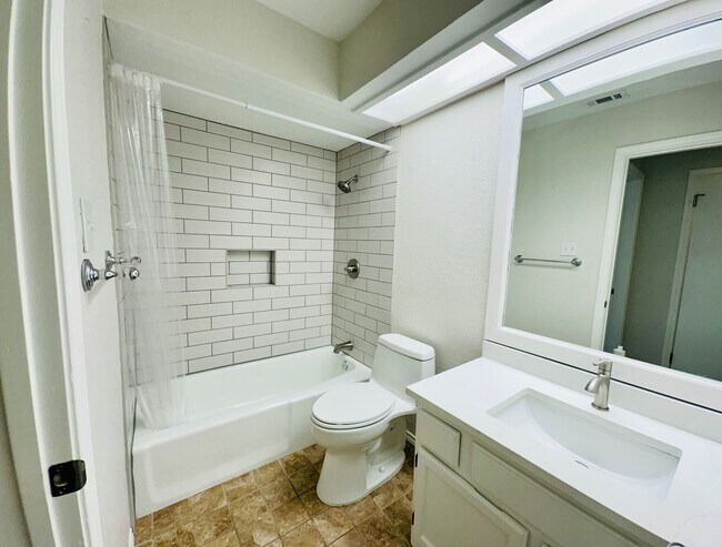 Building Photo - Charming 2 Bed 2 Bath Condo with Nature Vi...