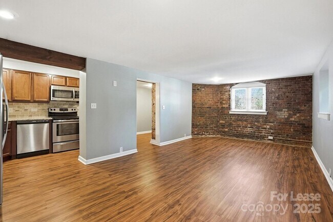 Building Photo - 229 N Poplar St