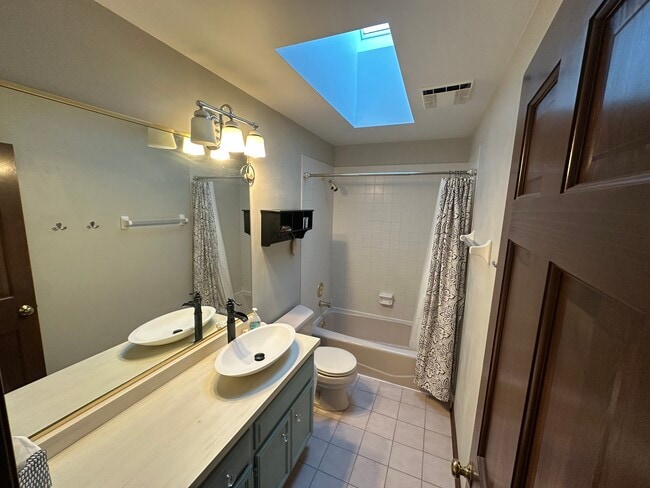 Building Photo - 1055 Knollwood Ln