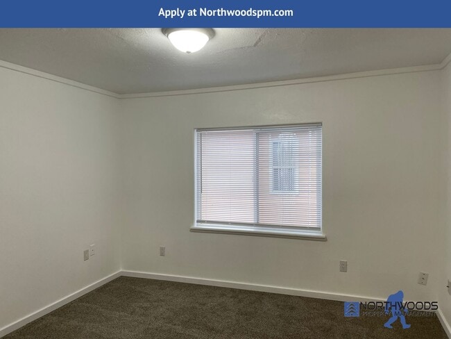 Building Photo - Recently Renovated 2 Bedroom 1 Bathroom Upstairs Apartment