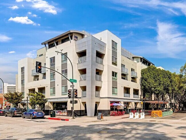 Building Photo - 159 W Green St