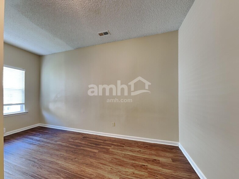 Building Photo - 4038 River Falls Dr