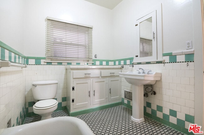 Building Photo - 126 N Sycamore Ave