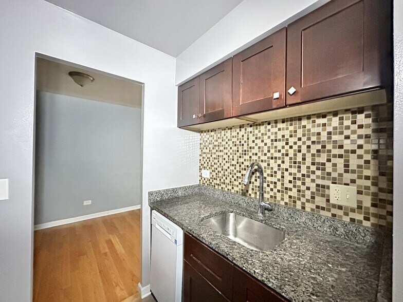 Building Photo - 5820 N Sheridan Rd