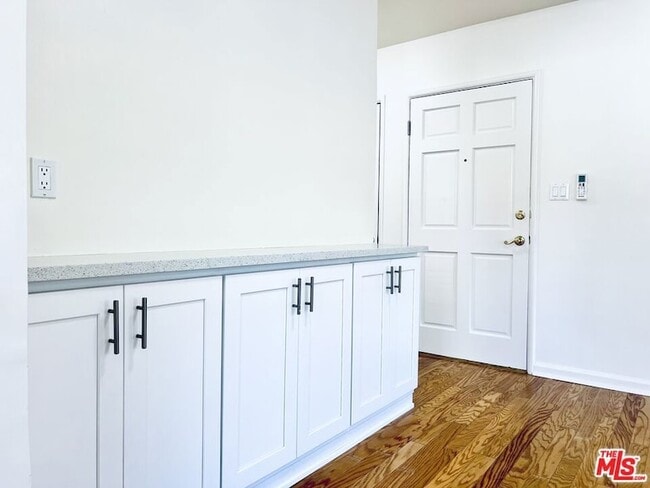 Building Photo - 2401 Beachwood Dr