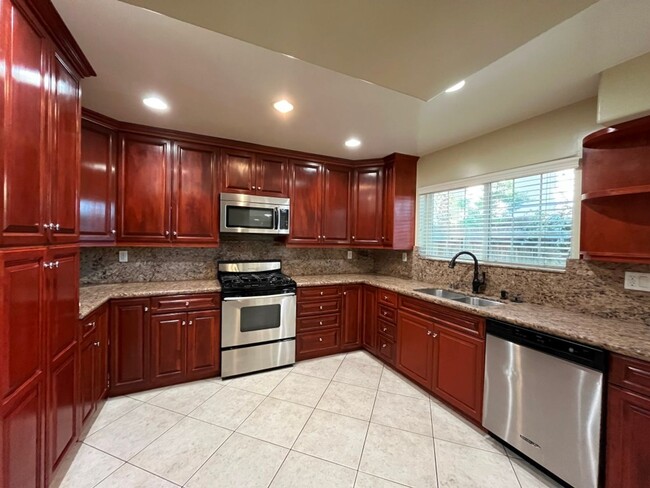 Building Photo - Upgraded 3+2.5 end unit w/attached garage ...