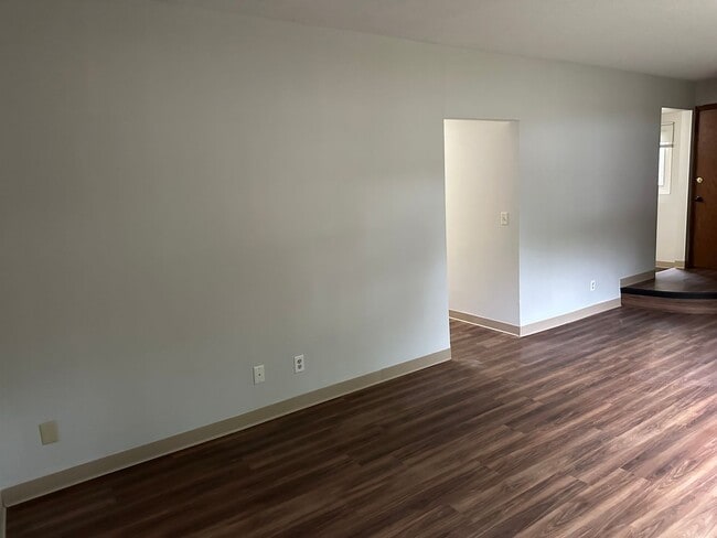 Building Photo - 1 bedroom 1 Bathroom Lower of Level Duplex...