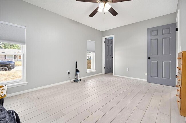 Building Photo - 801 N Markwell Ave