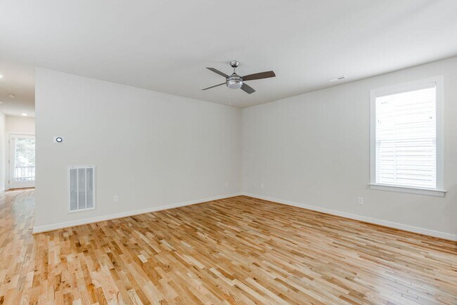 Building Photo - 1101 Oakwood Ave