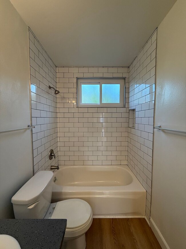 Building Photo - Downtown Ventura Upstairs One Bedroom Apartment