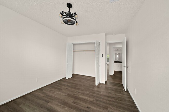 Building Photo - 3219 The Highlands Dr