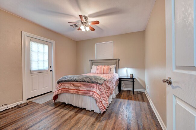 Building Photo - Updated 2 Bed+Study , 1 Bath HUGE Backyard Near Shops & Dining