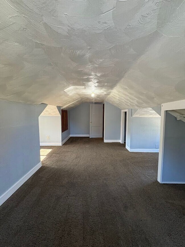 Building Photo - Three bedroom one bathroom home for rent