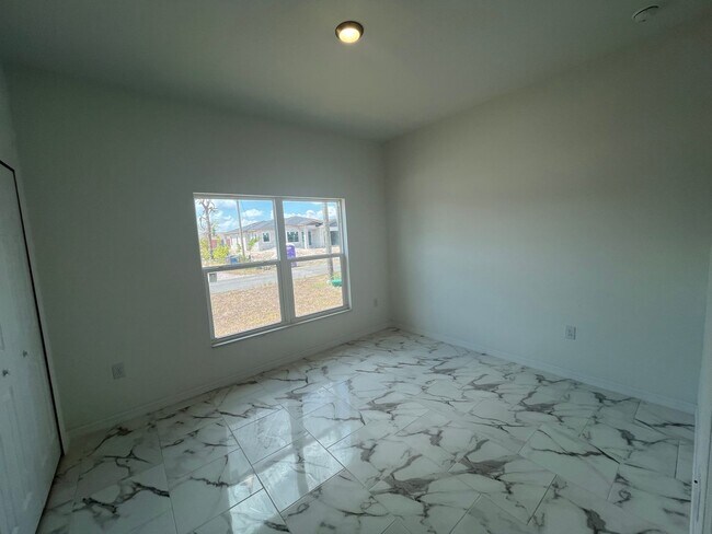 Building Photo - ASK US ABOUT FREE RENT! LOCATION LOCATION ...