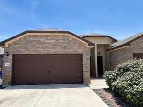 Building Photo - Luxury 3/2 Duplex in Seguin, Texas