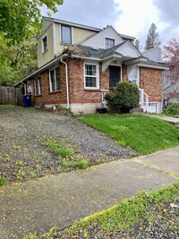 Building Photo - Perry District 3 Bedroom 2 Bath Brick Home