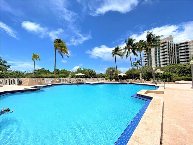 Building Photo - 1121 Crandon Blvd