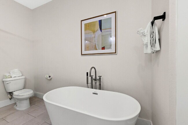 Building Photo - 3 Bedroom Townhouse in Tampa Heights