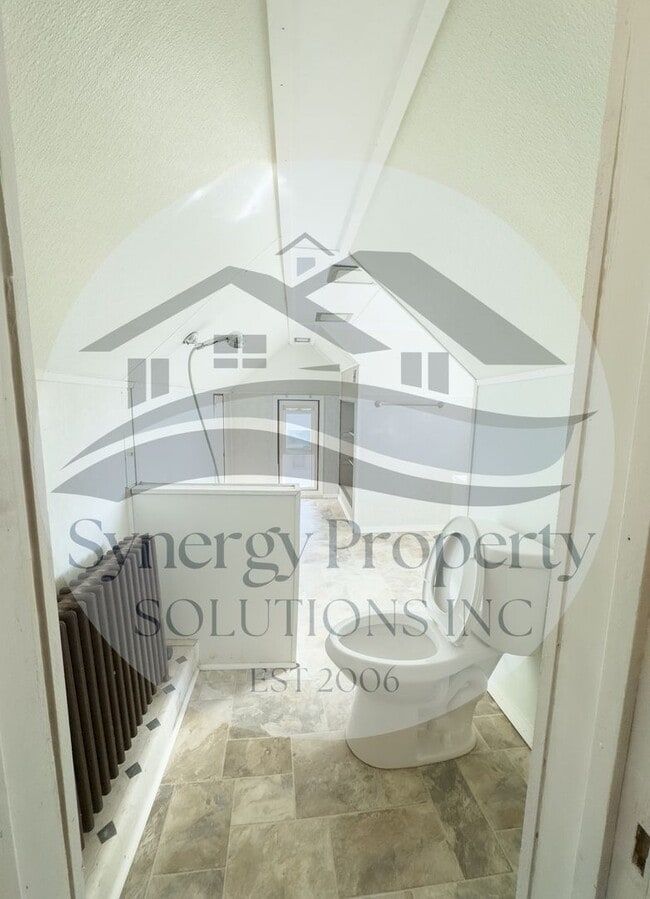 Building Photo - Crestline Home Available Now